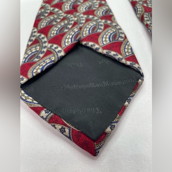 Metropolitan Museum of Art Tie 100% Silk Geometric Red 60” x 4” - Picture 5 of 8